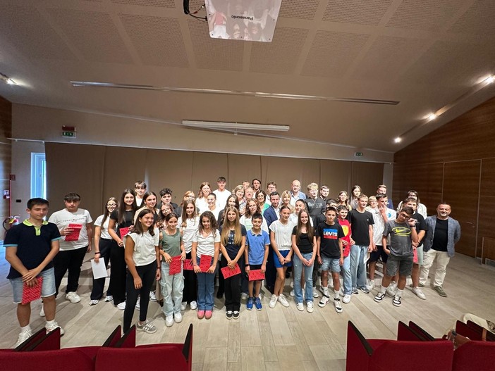 Grinzane Cavour investe sui giovani: 18 borse di studio grazie al sostegno di sei aziende e del Comune Grinzane Cavour investe sui giovani: 18 borse di studio grazie al sostegno di sei aziende e del Comune