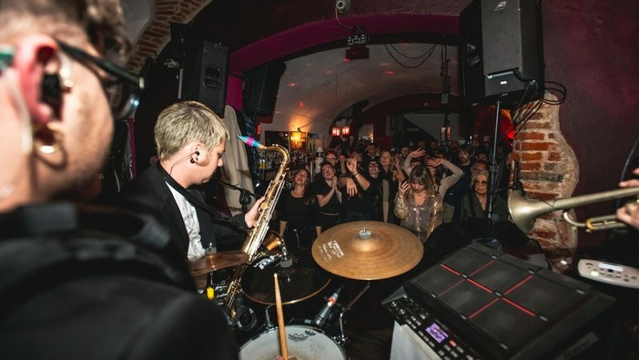 Un concerto nell'Arena del Caffè Boglione di Bra (Facebook) Un concerto nell'Arena del Caffè Boglione di Bra (Facebook)