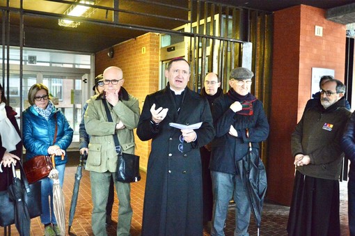 Il vescovo Bodo benedice la nuova struttura di co- housing femminile a Saluzzo
