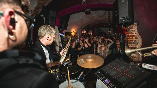 Un concerto nell'Arena del Caffè Boglione di Bra (Facebook) Un concerto nell'Arena del Caffè Boglione di Bra (Facebook)