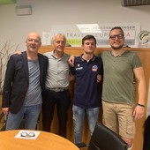 Da sx: il ds Paolo Brugiafreddo, Ezio Barroero di Lab Travel, Simone Giordano e il presidente di Cuneo Volley Gabriele Costamagna