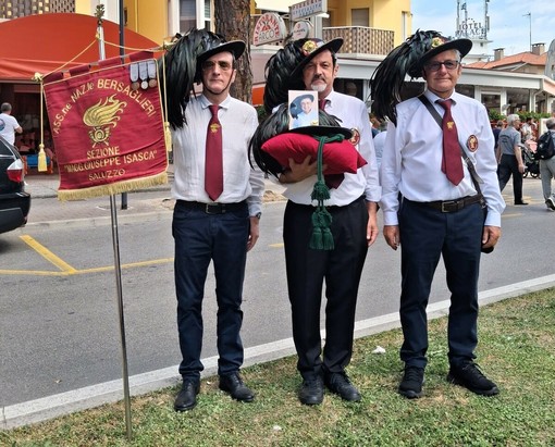 Una rappresentanza della sezione saluzzese dei Bersaglieri con al centro il presidente Piergiorgio Gianoglio Una rappresentanza della sezione saluzzese dei Bersaglieri con al centro il presidente Piergiorgio Gianoglio