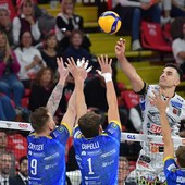 Il muro cuneese prova a fermare un attacco perugino nella gara di andata (Foto Sir Safety Perugia)