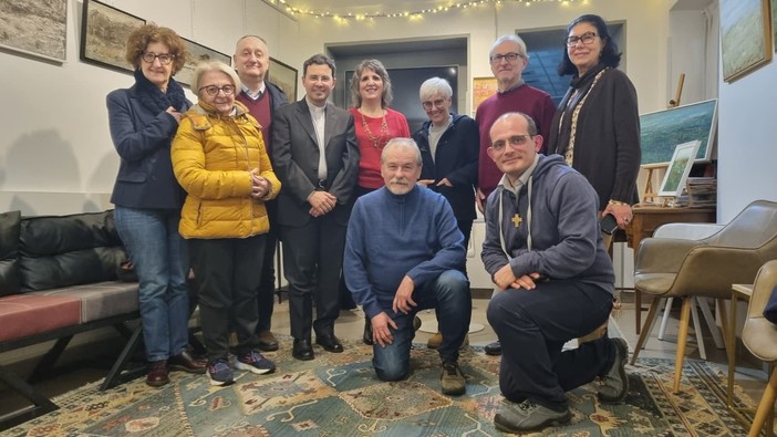 In foto don Marco Panero con gli amici del Caffè letterario di Albedo