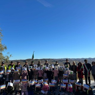 Novello, i bambini celebrano l’Unità nazionale: memoria e futuro davanti al Monumento ai Caduti Novello, i bambini celebrano l’Unità nazionale: memoria e futuro davanti al Monumento ai Caduti