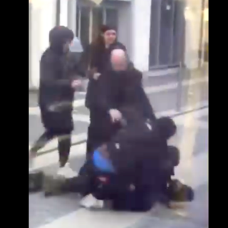 Un momento dell'aggressione verificatasi alla stazione ferroviaria di Bra lo scorso 15 gennaio