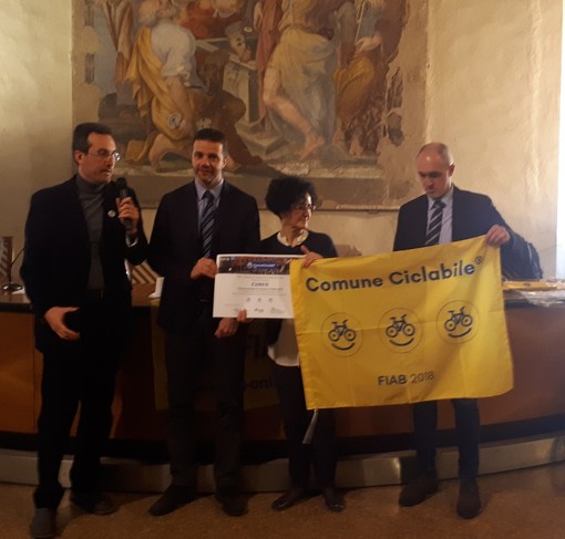 Cuneo riceve la bandiera gialla di “Comune Ciclabile”