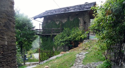 Alla scoperta delle borgate della Val Maira, tra panorami mozzafiato, architettura alpina, cappelle, abbazie e piccoli musei
