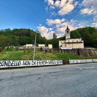 Gli striscioni apparsi a Brondello lo scorso aprile per protestare contro il Cas Gli striscioni apparsi a Brondello lo scorso aprile per protestare contro il Cas