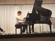 Nella foto un giovane allievo della scuola Musicando di Bra, diretta da Enrica Boglioli