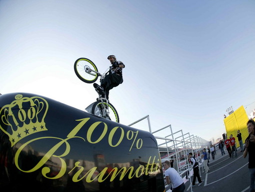 Brumotti funambolo in Granda sui percorsi del Giro d'Italia (Guarda il video)