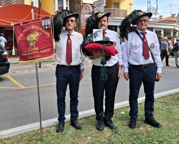 Una rappresentanza della sezione saluzzese dei Bersaglieri con al centro il presidente Piergiorgio Gianoglio Una rappresentanza della sezione saluzzese dei Bersaglieri con al centro il presidente Piergiorgio Gianoglio