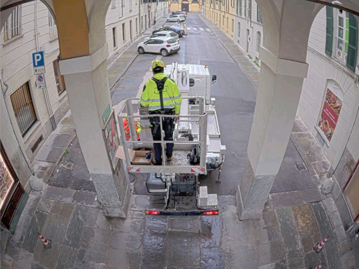 La posa di uno dei sistemi di videosorveglianza in piazza Galimberti La posa di uno dei sistemi di videosorveglianza in piazza Galimberti