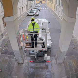 La posa di uno dei sistemi di videosorveglianza in piazza Galimberti La posa di uno dei sistemi di videosorveglianza in piazza Galimberti