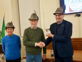 Medaglie agli alpini che parteciparono ai campi Ana nel Friuli del 1976- foto Paola Ravazzi Medaglie agli alpini che parteciparono ai campi Ana nel Friuli del 1976- foto Paola Ravazzi