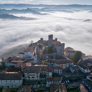 Il castello di Castiglione Falletto raccontato in un libro, presentato tra le sue mura Il castello di Castiglione Falletto raccontato in un libro, presentato tra le sue mura