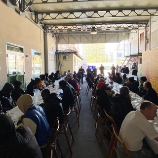 Il pranzo di Pasqua alla mensa della Caritas dove Elia Del Grande ha servito come volontario Il pranzo di Pasqua alla mensa della Caritas dove Elia Del Grande ha servito come volontario