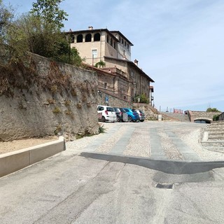 La piazzetta rinnovata davanti alla chiesa parrocchiale di Costigliole Saluzzo