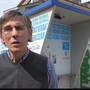 In foto il consigliere comunale di Cuneo Mia Claudio Bongiovanni nei pressi di un erogatore dell'acqua