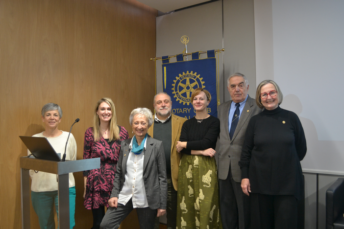 In foto: : Caterina Pasini, Maria Carla Mantovani, Piera Arata (Presidente Rotary Club Alba), Maurizio Blini, Alice Basso, Tommaso Lorusso (Presidente Lions Club Alba Langhe)