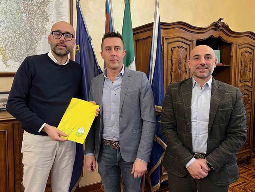 Da sinistra il presidente Luca Robaldo, il presidente di Coldiretti Cuneo Enrico Nada e il direttore dell'associazione agricola provinciale Fabiano Porcu