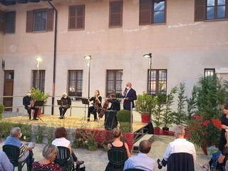 Il sindaco castagnitese Carlo Porro presenta il quartetto d'archi Le Arti Riflesse