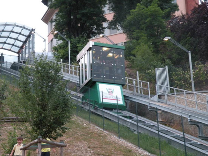 Ascensore inclinato di Cuneo sempre più green: l'impianto tra i progetti pilota per migliorare l'efficienza energetica