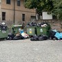 I cassonetti colmi I cassonetti colmi