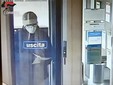 Nelle immagini diffuse dai Carabinieri di Torino l'ingresso dei rapinatori nella filiale Unicredit di Poirino