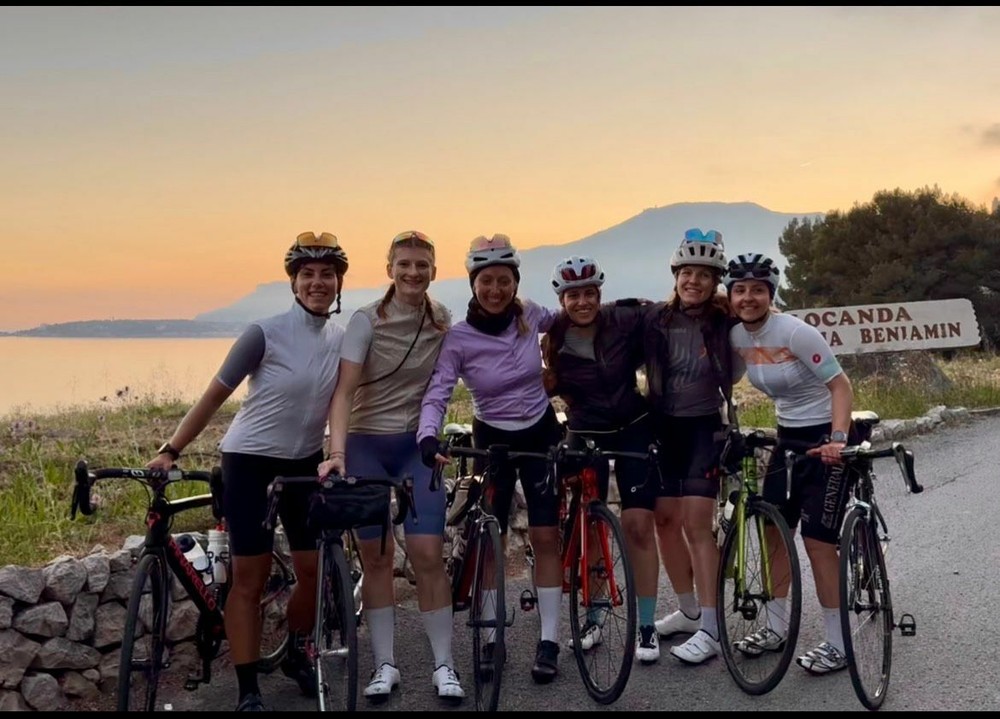 Le cinque cicliste all'arrivo poco prima del confine tra Italia e Francia