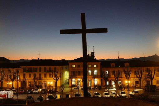 La Croce della chiesa dei Fratini che si staglia sulla Rocca, a Bra