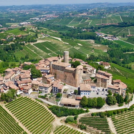 Una veduta di Castiglione Falletto e in primo piano il suo castello, nel 2018 acquistato dall'azienda vinicola dei Cavallotto
