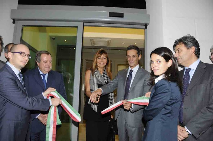 Il taglio del nastro Il taglio del nastro