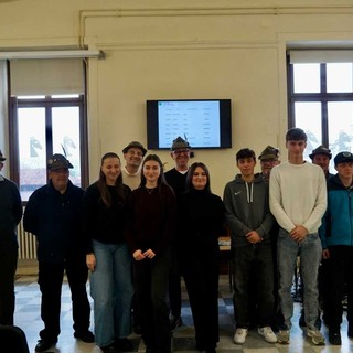 Saluzzo, la consegna delle 8 tessere associative Ana Monviso a studenti che hanno frequentato i campi scuola- Foto Paola Ravazzi