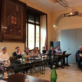 Alba, il Consiglio saluta Rosanna Martini e accoglie Vito Apicella: il passaggio di consegne in aula Alba, il Consiglio saluta Rosanna Martini e accoglie Vito Apicella: il passaggio di consegne in aula