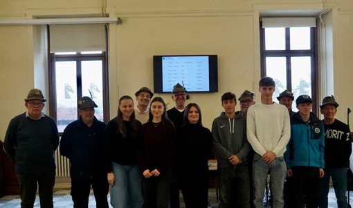 Saluzzo, la consegna delle 8 tessere associative Ana Monviso a studenti che hanno frequentato i campi scuola- Foto Paola Ravazzi