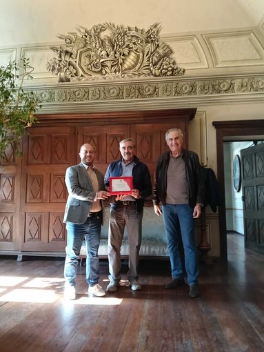 Ceva, il Comune ringrazia il CAI: targa per oltre cinquant'anni di montagna Ceva, il Comune ringrazia il CAI: targa per oltre cinquant'anni di montagna