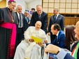 Cirio consegna la letterina dei bimbi di an Damiano Macra al Papa
