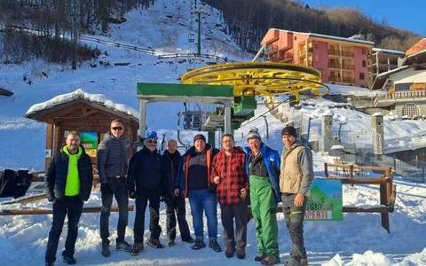 Il sindaco Fabrizio Re, con gli addetti ai lavori, questa mattina alla partenza della seggiovia "Monviso" dopo la riapertura