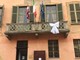 Il fiocco bianco sulla facciata del municipio cheraschese