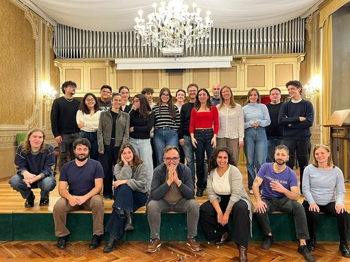Il Coro CHOR DÆ Stimmen diretto dal maestro Claudio Fenoglio Il Coro CHOR DÆ Stimmen diretto dal maestro Claudio Fenoglio