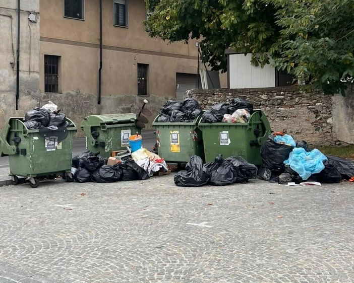 I cassonetti colmi