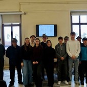 Saluzzo, la consegna delle 8 tessere associative Ana Monviso a studenti che hanno frequentato i campi scuola- Foto Paola Ravazzi