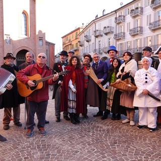 Le maschere di Famija in piazza Duomo per il Carnevale, tra le tante iniziative tradizionali del sodalizio langarolo