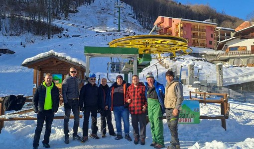 Il sindaco Fabrizio Re, con gli addetti ai lavori, questa mattina alla partenza della seggiovia "Monviso" dopo la riapertura
