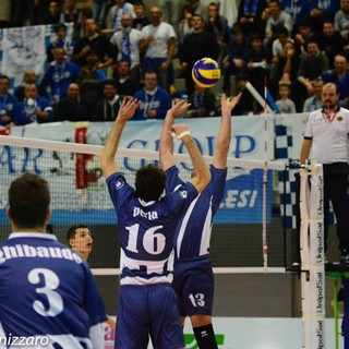 Cortellazzi in una vecchia partita con la maglia del VBC Mondovì alza un pallone per Perla