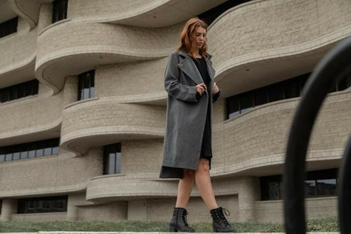 L'evoluzione del capospalla femminile tra comfort e stile urbano L'evoluzione del capospalla femminile tra comfort e stile urbano