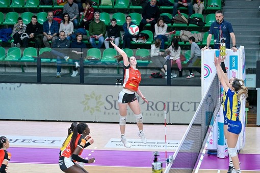 La schiacciatrice Pucelj, premiata MVP del match, in azione contro San Giovanni (foto di Danilo Ninotto)