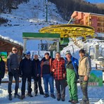 Il sindaco Fabrizio Re, con gli addetti ai lavori, questa mattina alla partenza della seggiovia "Monviso" dopo la riapertura