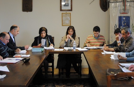 Al centro, da sinistra, il segretario comunale Buonamico, il sindaco Zanella ed il vicesindaco Martino (copyright targatocn.it)